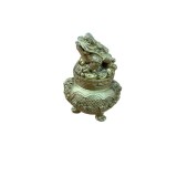 Statuieta broască r&acirc;ioasă cu vasul bogăției din rășină 8 cm