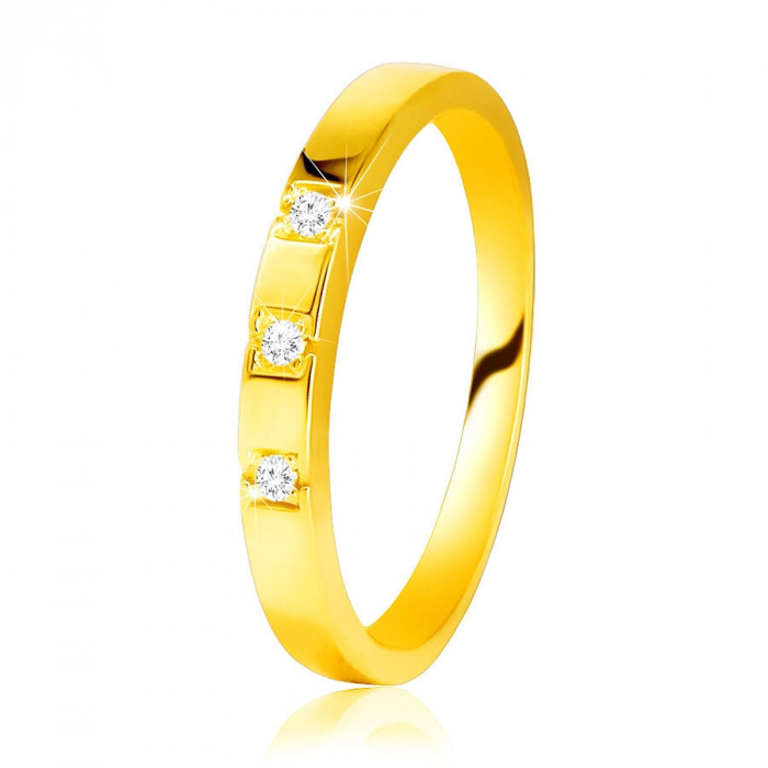 Inel din aur galben 585 &ndash; suprafață luciosă cu trei zirconii strălucitoare - Marime inel: 58