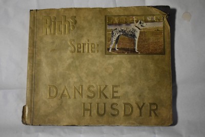 album danez cu abtibilduri ce se gaseau in pachetele de tigari Danske Husdyr Richs Serie foto
