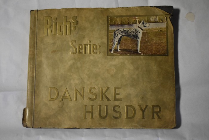 album danez cu abtibilduri ce se gaseau in pachetele de tigari Danske Husdyr Richs Serie