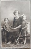 Mama cu fetite// foto tip CP, studio Targu Mures Both Maria