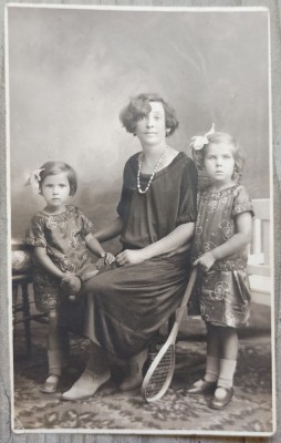 Mama cu fetite// foto tip CP, studio Targu Mures Both Maria foto