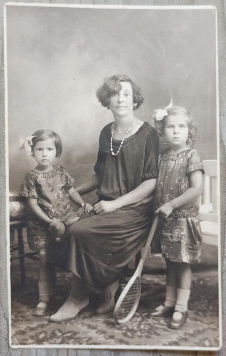 Mama cu fetite// foto tip CP, studio Targu Mures Both Maria