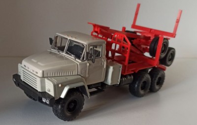 Macheta KrAZ 260L camion transport busteni - MCG / Nash Avtoprom 1/43 foto