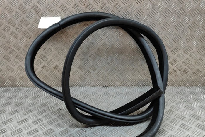 Garnitura ușă dreapta spate LAND ROVER RANGE ROVER VELAR L560 2018 OEM: J8A2-253A10-A | 23056717