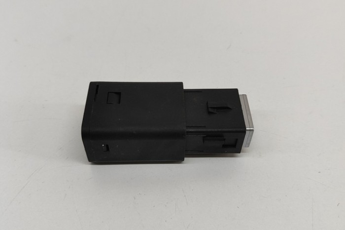 USB PEUGEOT 208 II UB_, UP_, UW_, UJ_ 2021 OEM: 98217039DX,9824334377 28647753