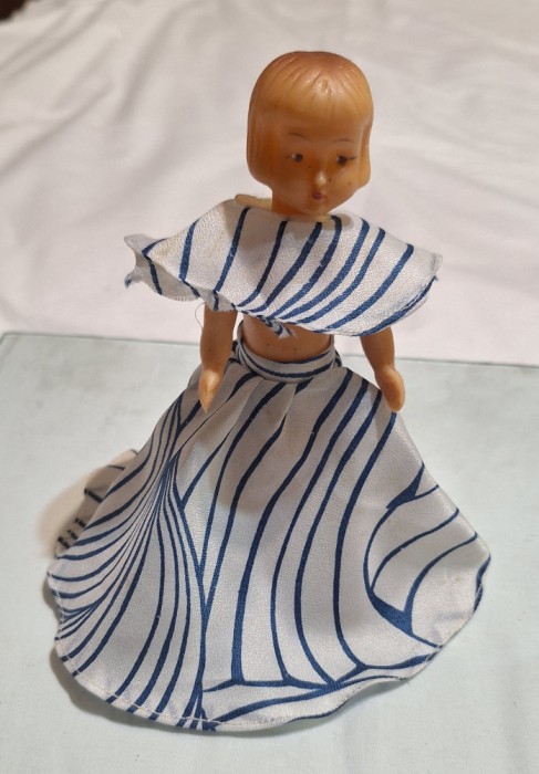 Papusa veche Aradeanca anii 1970, jucarie din cauciuc in costumatie SUPERBA