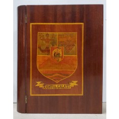 CASETA DIN LEMN , CU INTARSII REPREZENTAND STEMA R.S.R. SI A JUDETULUI GALATI , ANII &#039; 70 - &#039; 80