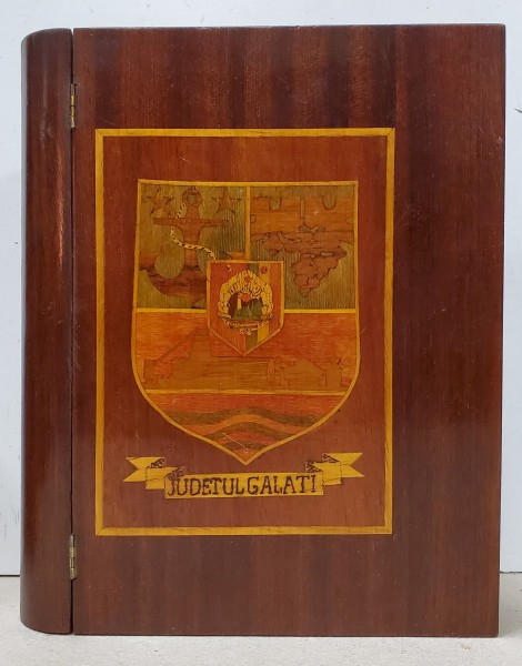 CASETA DIN LEMN , CU INTARSII REPREZENTAND STEMA R.S.R. SI A JUDETULUI GALATI , ANII &#039; 70 - &#039; 80