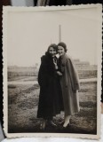 Fotografie, doua prietene, anii 50