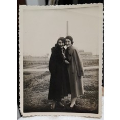 Fotografie, doua prietene, anii 50