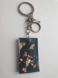 Breloc Handmade din Rășină Epoxidică Negru cu Foite Aurii