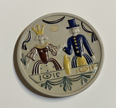 Placheta din ceramica suedeza NITTSJO tematica REALISMUL MAGIC, jumatatea secolui 20 foto