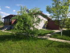 Casă cu teren de v&acirc;nzare l&acirc;ngă lac in TĂURENI jud Mures