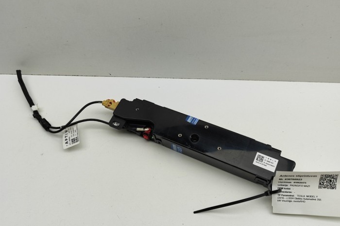 Amplificator de antena TESLA MODEL Y 2024 OEM: 1585601-00-E | 30760923
