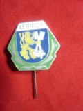 Insigna turistica -oras Legnica Polonia ,d=2cm ,metal si email