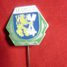 Insigna turistica -oras Legnica Polonia ,d=2cm ,metal si email