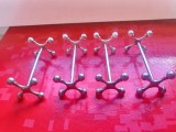 H200-Set 4 stative tacamuri vechi alama argintata perioada interbelica marime putin mai mare decat cele obisnuite stare buna. Lungime 8 cm, d- 4,5 cm.