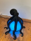 Lampă decorativă &icirc;n formă de caracatiță, cu design negru și iluminare RGB.