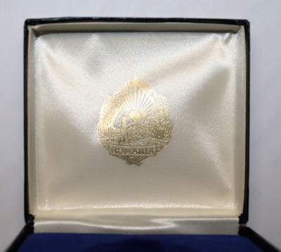 CUTIE PT MONEDA DE ARGINT 50 LEI 1983 . 2050 DE ANI DE LA CREAREA STATULUI DAC . foto