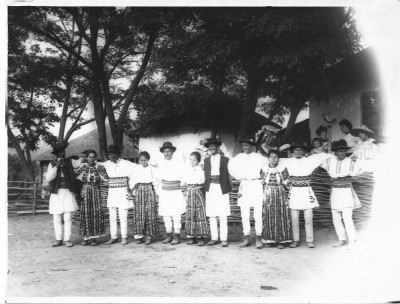 A3958N Țărani rom&amp;acirc;ni &amp;icirc;n port popular, cca anul 1903 foto