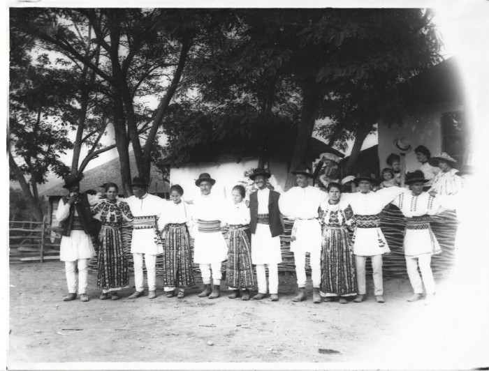 A3958N Țărani rom&acirc;ni &icirc;n port popular, cca anul 1903