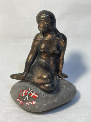 Mica sirena - statueta, sculptura metalica cuprata fixata pe piatra (1) foto