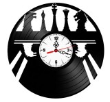 Ceas de perete decorativ, model Piese de Sah si Rege, lucrat manual din disc de vinil retro, diametru 30 cm, Negru