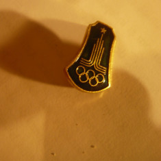 Insigna - Olimpiada Moscova 1980 , metal si email , l= 2cm