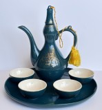 Set de sake din portelan Coreea de Nord, pictat manual, turcoaz cu ornamente aurii - Carafa cu ciucuri aurii + 4 cesti + platou, cu stanta originala