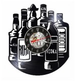 Ceas de perete decorativ realizat din disc de vinil, Model Sticle de Alcool si Bauturi Fine pentru Bar, Negru, 30 cm