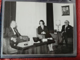 Fotografie, Elena Ceausescu la discutii cu 2 invitati