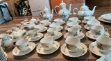 SET SERVICIU Complet PORTELAN 8 PERSOANE de Lux - Ceai - Cafea - AK Kaiser - Romantica - Viola &ndash; Germania de Vest - 61 piese - Vintage !