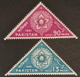 Pakistan 1961 &ndash; Set 2 mărci triunghiulare &bdquo;Child Welfare Week&rdquo;, 13p &amp; 90p