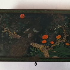 Cutie din tabla anii 30 caseta cu cheia pictata cu Pauni