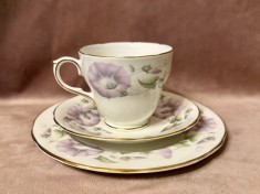 SET DE 3 PIESE DIN PORTELAN FIN ENGLEZESC- MARCAJ DUCHESS- BONE CHINA- MORNING GLORY