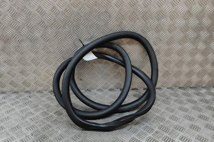 Garnitura ușă dreapta spate FORD KUGA III DFK 2024 OEM: LJ6B-S253A10-AF | 31193908