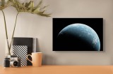 Tablou Canvas, "Planeta albastră &icirc;n lumină cosmică", ALBASTRU, PLANETĂ, SPAȚIU, LUMINĂ, &Icirc;NTUNERIC, TEXTURĂ, UIMITOR, VAST, 39 x 26 cm, CMCLASS