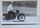 Fotografie motociclist Rom&acirc;nia &ndash; motocicletă est-europeană &ndash; anii 1960&ndash;1970