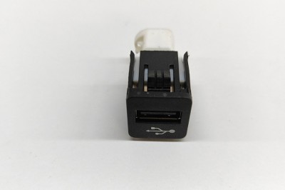 USB BMW 3 G20, G28 2024 OEM: 9229294 28346146 foto