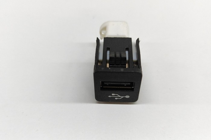USB BMW 3 G20, G28 2024 OEM: 9229294 28346146