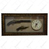 Tablou decorativ cu ceas si doua arme realizate din lemn si metal &ndash; Design Vintage (Tip 1)