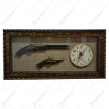 Tablou decorativ cu ceas si doua arme realizate din lemn si metal &ndash; Design Vintage (Tip 1)