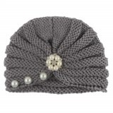 Caciulita gri crosetata tip turban cu perlute si strasuri (Marime Disponibila:
