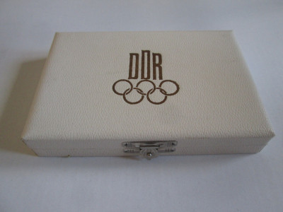 DDR/Germania Democrată casetă cu 2 medalii din 1973 și 1984 cu Jocurile Olimpice foto