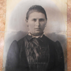 Fotografie cartonata veche, 51 cm x 40 cm portret de femeie #1