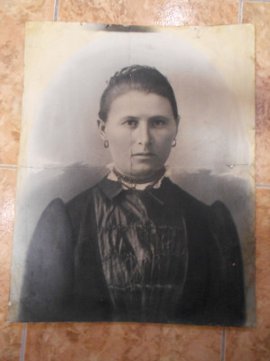 Fotografie cartonata veche, 51 cm x 40 cm portret de femeie #1 foto