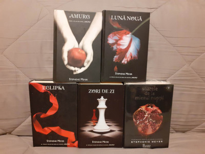 AMURG SAGA-STEPHENIE MEYER (5 VOL) EDITIE CARTONATA foto