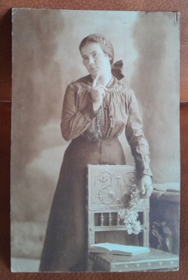 Fotografie tip carte postala, femeie, perioada interbelica foto
