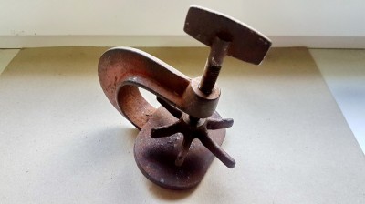 C873-Menghina veche mica lipit petece calde metal inainte de razboi. foto